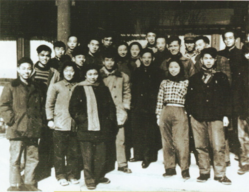 1957年2月16日，团中央书记胡耀邦（前排右3）接见我院测量小组成员.jpg