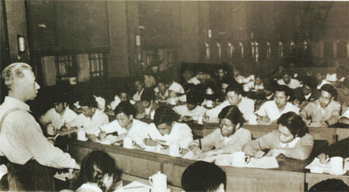1957年5月17日，刘少奇副主席再中南海接见我院应届毕业生代表，并对我院成立勘探队表示祝贺.jpg