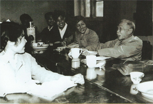 1637659754728153.jpg 1962年,徐特立同志(右1)为我院发展做出重要指导.jpg