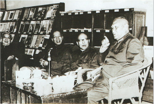 1982年4月29日，全国政协副主席何长工（右1）与我院师生代表座谈.jpg