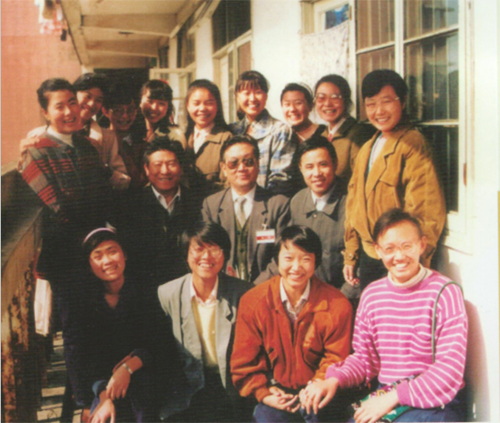 1637659781177764.jpg 1985年12月3日,地质矿产部部长朱训(中排右3)来我院视察合影留念.jpg