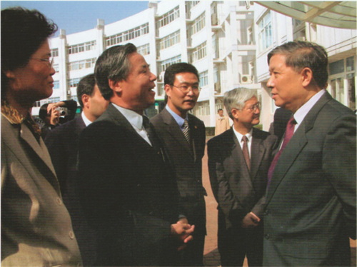 2003年10月23日，科技部部长徐冠华（右1）视察我中地大勘察设计研究院有限责任公司.jpg