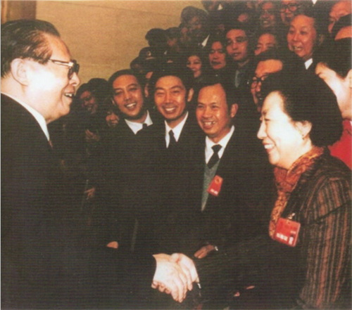 2004年10月，江泽民总书记与全国人大代表，我院领导亲切握手.jpg