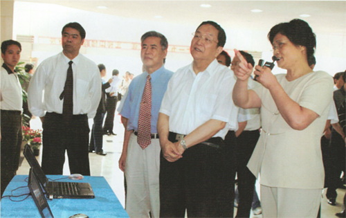 1637659811721629.jpg 2006年5月10日,中共中央政治局委员俞正声(右2)视察我院工作.jpg