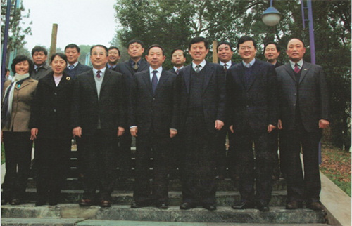 2011年2月28日，教育部部长袁桂仁（前排中）来我院视察合影留念.jpg