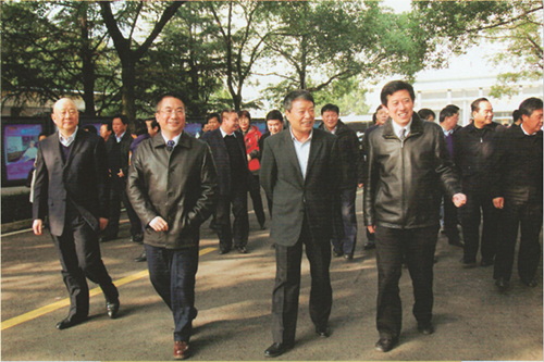 2011年12月8日，国土资源部部长徐绍史（右2）来我院视察.jpg