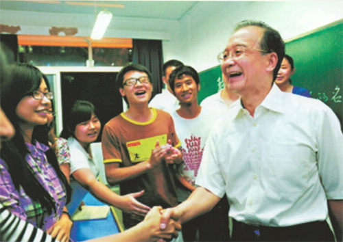 1637659868919621.jpg 2012年5月19日,中共中央政治局常委、国务院总理温家宝(右1)专程回母校视察,并与我院师生亲切交流.jpg